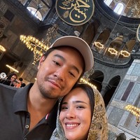 Sebagai pasutri baru yang sedang berbulan madu, ekspresi bahagia terlihat jelas di wajah Armand dan Pamela. Foto: Instagram/@pammybowie