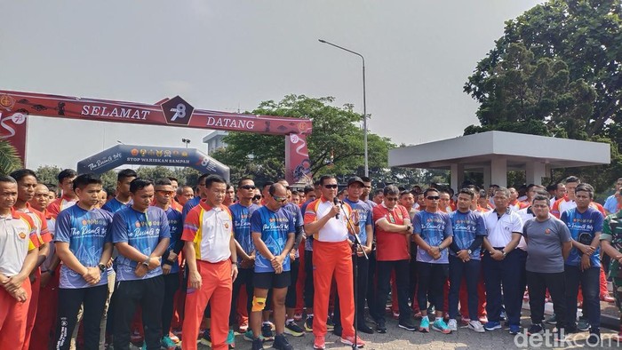 Panglima TNI Laksamana Yudo Margono menyambut kedatangan tim Rising Tide yang sudah menempuh 3.141 Km Triathlon untuk kampanye menjaga lingkungan. (Tina Susilawati/detikcom)