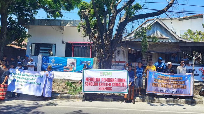 Warga di Kota Parepare, Sulawesi Selatan (Sulsel) melakukan demo menolak pembangunan Sekolah Kristen Gamaliel.