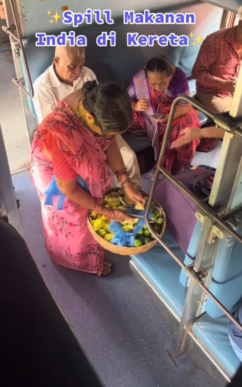 Aksi Pedagang Asongan di Kereta India, Mirip Indonesia Tahun 90an!