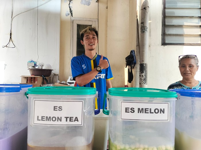 Pedagang minuman di tengah cuaca Jakarta panas