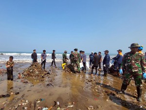 100 Ton Sampah Diangkut dari Pantai Loji Sukabumi
