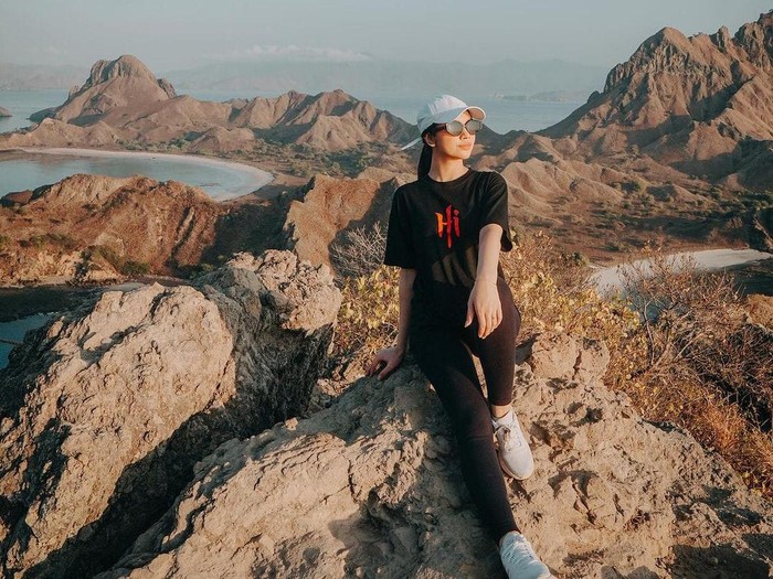 Penyanyi Lyodra Ginting memamerkan momen liburannya di Labuan Bajo, Manggarai Barat, Nusa Tenggara Timur (NTT). (Foto: Instagram lyodraofficial)