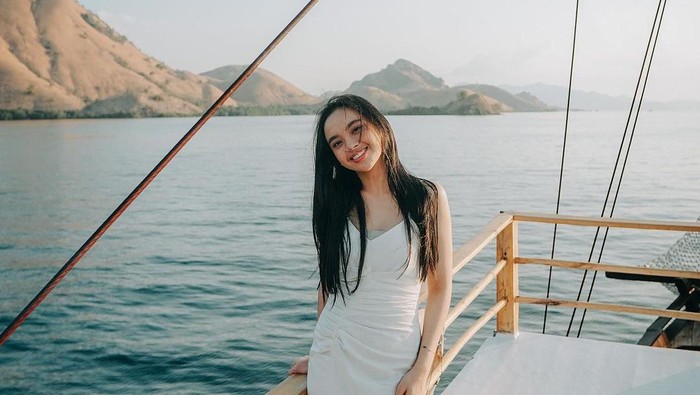 Penyanyi Lyodra Ginting memamerkan momen liburannya di Labuan Bajo, Manggarai Barat, Nusa Tenggara Timur (NTT).