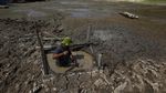 Perjuangan Warga Brasil Menggali Sungai Kering untuk Dapatkan Air