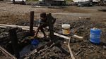 Perjuangan Warga Brasil Menggali Sungai Kering untuk Dapatkan Air