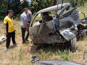 Pikap Muat Pipa Ringsek Tertabrak KA Singasari di Blitar