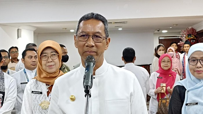Pj Gubernur DKI Jakarta Heru Budi Hartono usai memberikan arahan ke para wali kota dan kepala dinas di Balai Kota, Jakpus, Jumat (6/10/2023).