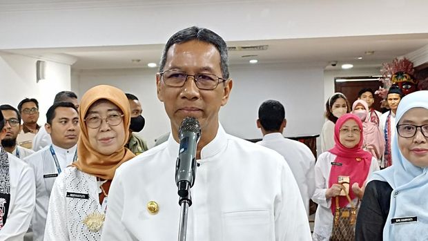 Pj Gubernur DKI Jakarta Heru Budi Hartono usai memberikan arahan ke para wali kota dan kepala dinas di Balai Kota, Jakpus, Jumat (6/10/2023).
