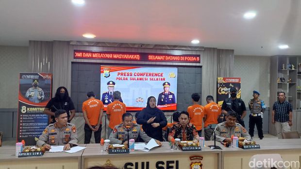 Polda Sulsel merilis kasus pembunuhan sekeluarga di Gowa.