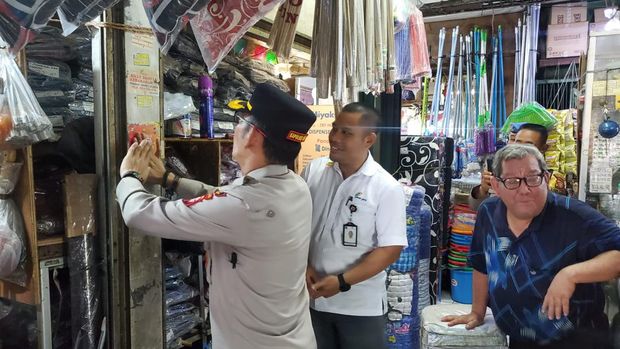 Polisi sebar Hotline 110 di Pasar Tebet Jakarta Selatan
