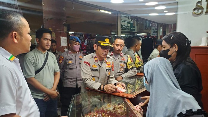 Polisi sebar Hotline 110 di Pasar Tebet Jakarta Selatan