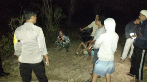 Polsek Nusa Penida saat mendatangi lokasi hilangnya seorang pemancing, Kamis malam (5/9/2023). Pemancing itu diduga jatuh ke laut.