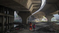 Filipina, India, dan Tiongkok merupakan negara dengan jumlah pengungsi anak terbanyak akibat bencana iklim, yaitu hampir setengahnya. Negara-negara tersebut juga memiliki populasi yang besar dan sistem yang kuat untuk mengevakuasi orang, sehingga memudahkan mereka untuk mencatat data. Namun rata-rata, anak-anak yang tinggal di Tanduk Afrika atau di pulau kecil di Karibia lebih rentan. Banyak di antara mereka yang mengalami “krisis yang tumpang tindih” – yaitu risiko akibat iklim ekstrem yang diperburuk oleh konflik, rapuhnya institusi, dan kemiskinan. AP/Altaf Qadri