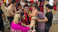 Dilansir Associated Press, Jumat (6/10/2023), badai, banjir, kebakaran, dan peristiwa cuaca ekstrem lainnya menyebabkan lebih dari 43 juta pengungsian yang melibatkan anak-anak antara tahun 2016 dan 2021, menurut laporan PBB. AP/Andy Wong  