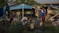 Pelacakan data migrasi karena cuaca ekstrem biasanya tidak membedakan antara anak-anak dan orang dewasa. UNICEF bekerja sama dengan lembaga nirlaba yang berbasis di Jenewa, International Displacement Monitoring Center, untuk memetakan daerah-daerah yang paling terkena dampaknya bagi anak-anak. AP/Altaf Qadri  
