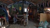 Di seluruh dunia, perubahan iklim telah menyebabkan jutaan orang kehilangan tempat tinggal. Naiknya permukaan laut menggerogoti garis pantai; badai menerjang kota-kota besar dan kekeringan memperburuk konflik. Namun meski bencana semakin parah, dunia belum mengakui migran iklim dan menemukan cara formal untuk melindungi mereka. AP/Altaf Qadri  