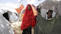 Lebih dari 113 juta anak-anak akan mengungsi dalam tiga dekade mendatang, menurut perkiraan laporan UNICEF yang dirilis Jumat, yang memperhitungkan risiko banjir sungai, angin topan, dan banjir yang terjadi setelah badai. AP/Farah Abdi Warsameh  