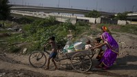Banjir menyebabkan anak-anak mengungsi lebih dari 19 juta kali di tempat-tempat seperti India dan Tiongkok. Kebakaran hutan berdampak pada anak-anak sebanyak 810.000 kali di AS dan Kanada. AP/Altaf Qadri  