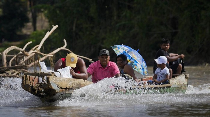 Para migran memanfaatkan Sungai Tuquesa di Panama untuk mandi hingga mencucu baju. Begini potretnya.