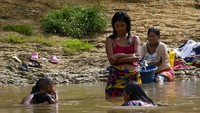 Para migran mandi di Sungai Tuquesa setelah melakukan perjalanan melalui Darien Gap dari Kolombia.