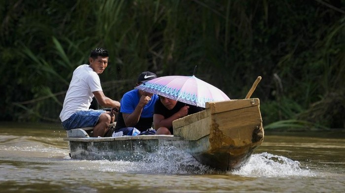 Potret Migran Manfaatkan Sungai di Panama untuk Mandi Hingga Cuci Baju Para migran memanfaatkan Sungai Tuquesa di Panama untuk mandi hingga mencucu baju. Begini potretnya.