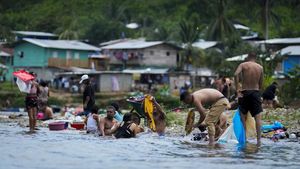Potret Migran Manfaatkan Sungai di Panama untuk Mandi-Cuci Baju