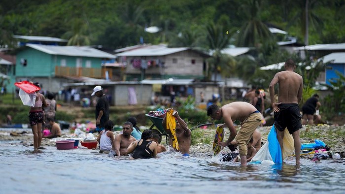 Potret Migran Manfaatkan Sungai di Panama untuk Mandi Hingga Cuci Baju Para migran memanfaatkan Sungai Tuquesa di Panama untuk mandi hingga mencucu baju. Begini potretnya.