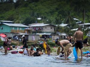 Potret Migran Manfaatkan Sungai di Panama untuk Mandi-Cuci Baju