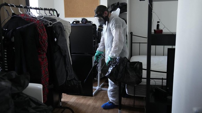 Paris tengah diserang wabah kutu busuk. Petugas pengendalian hama, Lucas Pradalier bersihkan salah satu apartemen yang ada di Paris.