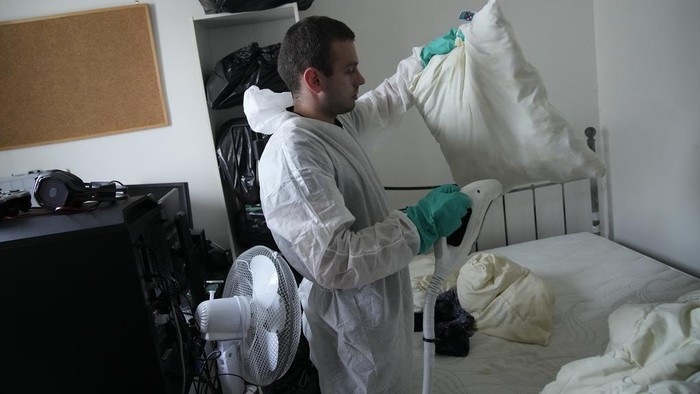 Paris tengah diserang wabah kutu busuk. Petugas pengendalian hama, Lucas Pradalier bersihkan salah satu apartemen yang ada di Paris.