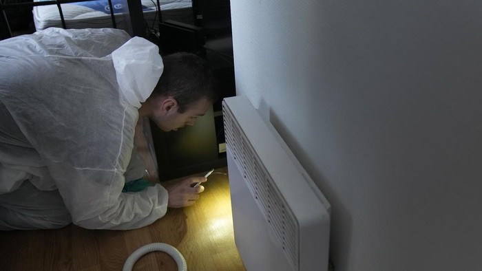 Paris tengah diserang wabah kutu busuk. Petugas pengendalian hama, Lucas Pradalier bersihkan salah satu apartemen yang ada di Paris.