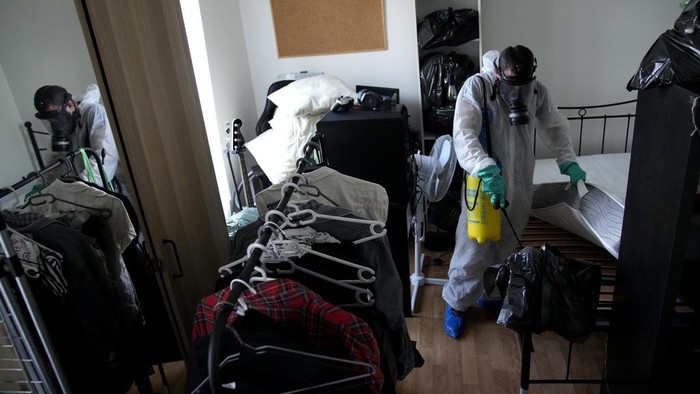 Paris tengah diserang wabah kutu busuk. Petugas pengendalian hama, Lucas Pradalier bersihkan salah satu apartemen yang ada di Paris.
