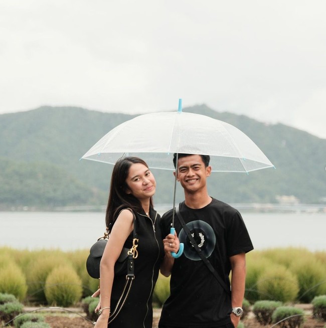 Pasangan tersebut sempat mencuri atensi kala Arhan terlihat memamerkan kebucinannya melalui selebrasi saat Timnas Indonesia U-23 berhasil meraih kemenangan. Foto: Instagram/@pratamaarhan8