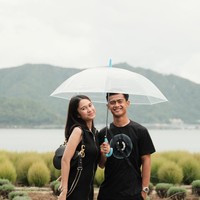 Pasangan tersebut sempat mencuri atensi kala Arhan terlihat memamerkan kebucinannya melalui selebrasi saat Timnas Indonesia U-23 berhasil meraih kemenangan. Foto: Instagram/@pratamaarhan8