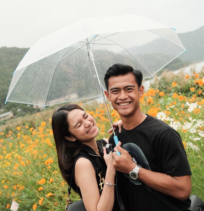 Sebelumnya Arhan dan Azizah sama sekali tak pernah memamerkan kebersamaan mereka di media sosial. Unggahan foto-foto ini menjadi unggahan perdana Arhan memamerkan kemesraannya dengan sang istri di media sosial. Foto: Instagram/@pratamaarhan8