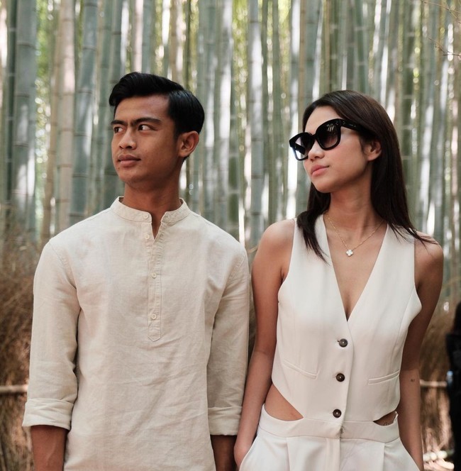 Your day, today :) tulis keterangan unggahan tersebut sambil menyertakan simbol hati. Dalam salah satu foto terlihat Arhan dan Azizaah yang kompak mengenakan busana senada warna cream. Foto: Instagram/@pratamaarhan8