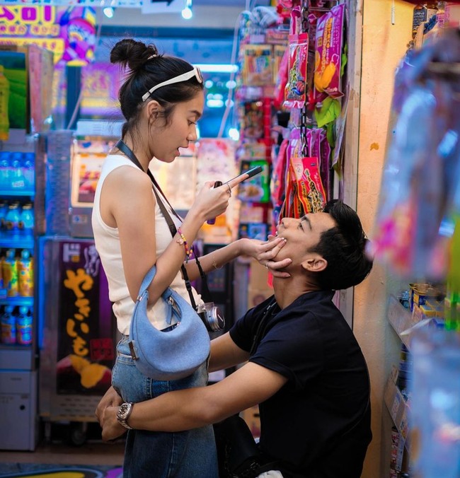 Rupanya Arhan dan Azizah tampak begitu mesra selama berada di Jepang. Arhan bahkan terlihat bucin dengan sang istri. Foto: Instagram/@pratamaarhan8