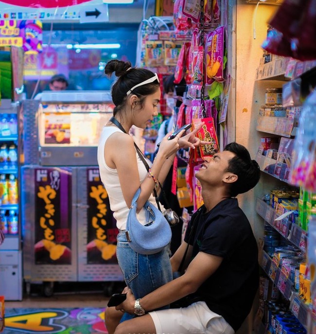 Tak pernah mengumbar kemesraan, foto-foto perdana Arhan dan Azizah itu pun sukses mencuri atensi dan banjir beragam komentar. emg boleh se gemes itu? komentar salah seorang netizen. Foto: Instagram/@pratamaarhan8