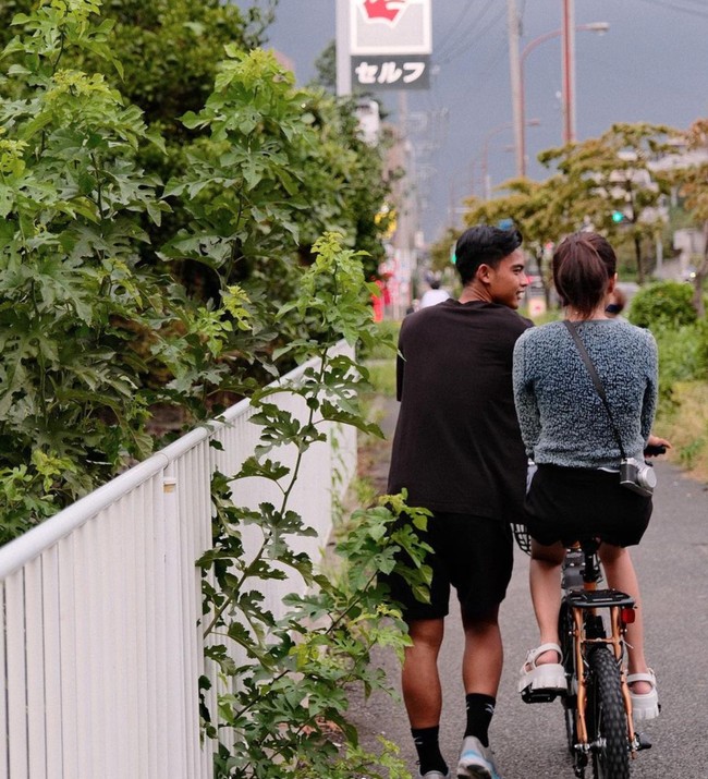 Dalam foto-foto yang dibagikan terlihat keduanya kerap berduaan sambil memamerkan momen mesra. Seperti dalam foto yang satu ini, saat Azizah terlihat duduk di sepeda dan Arhan yang memegang stang sepeda tersebut. Foto: Instagram/@pratamaarhan8