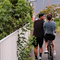 Dalam foto-foto yang dibagikan terlihat keduanya kerap berduaan sambil memamerkan momen mesra. Seperti dalam foto yang satu ini, saat Azizah terlihat duduk di sepeda dan Arhan yang memegang stang sepeda tersebut. Foto: Instagram/@pratamaarhan8