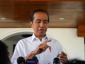 Jokowi Tersenyum dan Menganggukkan Kepala Ditanya Demokrat Masuk Kabinet