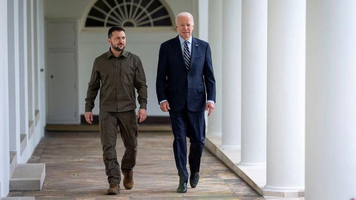 Ukrainian President Volodymyr Zelenskiy walks down the White House colonnade to the Oval Office with U.S. President Joe Biden during a visit to the White House in Washington, U.S., September 21, 2023. Doug Mills/Pool via REUTERS Acquire Licensing Rights