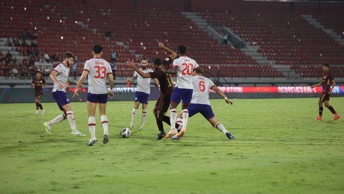 PSM Makassar dibantai 0-5 oleh Sabah FC di Stadion Kapten I Wayan Dipta, Bali dalam laga AFC Cup 2023/2024.