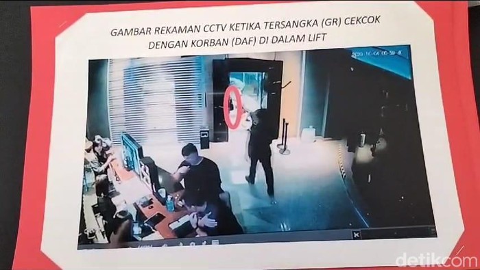 Rekaman CCTV saat Ronald dan Dini bertengkar di lift