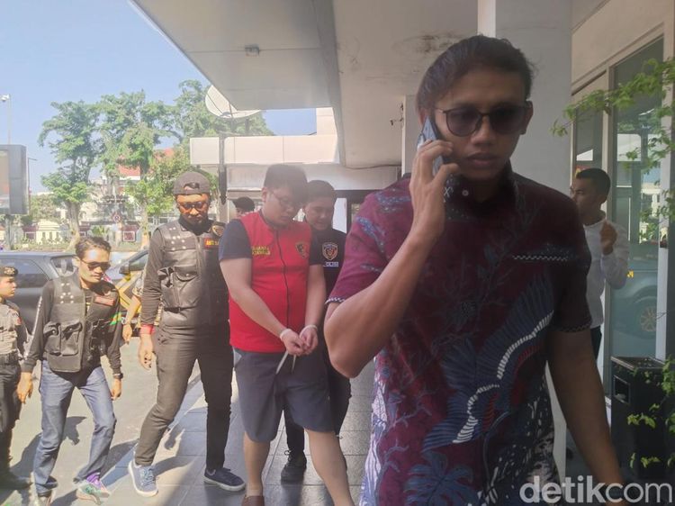 Penampakan Ronald Tannur Anak Anggota DPR RI Pakai Rompi Tahanan