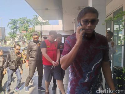 Penampakan Ronald Tannur Anak Anggota DPR RI Pakai Rompi Tahanan