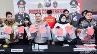 Hasil autopsi jenazah Dini menunjukkan adanya luka memar kepala bagian belakang, leher kanan kiri, hingga luka memar pada paru-paru dan hati. Kapolrestabes Surabaya Kombes Pasma Royce menyebut Ronald dijerat pasal 351 dan 359 KUHP tentang Penganiayaan. (Foto: Deny Prastyo Utomo/detikJatim)