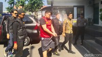 Ronald dan Dini cekcok di parkiran Lenmarc Mall, Surabaya. Dari keterangan Ronald ke polisi, dirinya menendang kaki kanan Dini lalu dua kali memukulkan botol tequila ke kepala Dini. (Foto: Deny Prastyo Utomo/detikJatim)