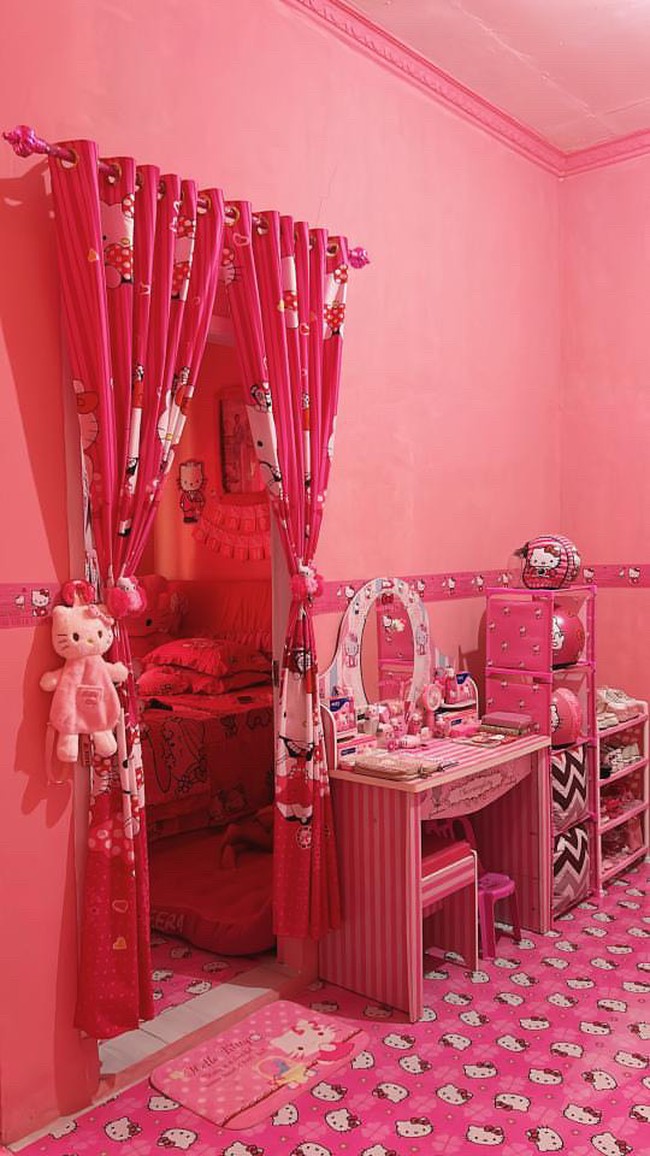 Wanita yang tinggal di Ciamis, Jawa Barat ini menuturkan karakter Hello Kitty kerap menyita perhatiannya. Karena ya Hello Kitty itu menurut saya lucu aja. Gambar yang lucu sekali. Banyak sih contohnya ya seperti, gordeng, seprei, selimbut, keset kaki, tempat sampah, jam dinding, tempat tisu, cermin, lemari, meja rias, karpet, bantal, tas banyak, yang paling banyak sih boneka Hello Kitty ya, lanjutnya. Foto: Dok. pribadi Tika Septiani.